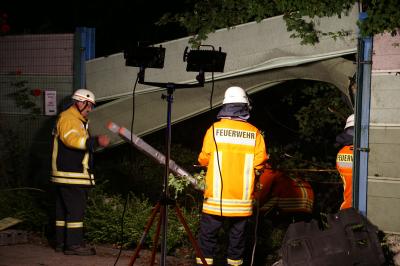 PKW faehrt duch Laermschutzwand